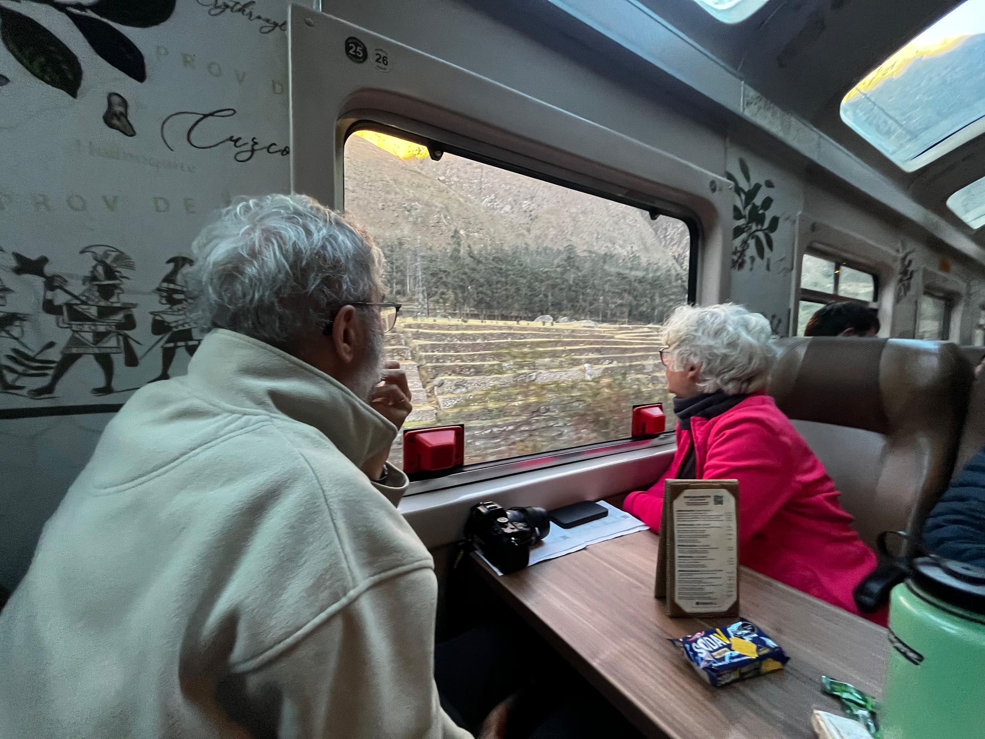 Voyageurs dans le train vers le Machu Picchu